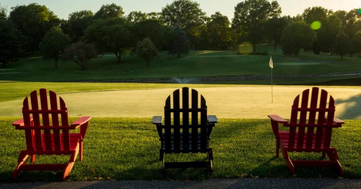 bet36体育投注足彩网大学高尔夫球场上的阿迪朗达克椅子